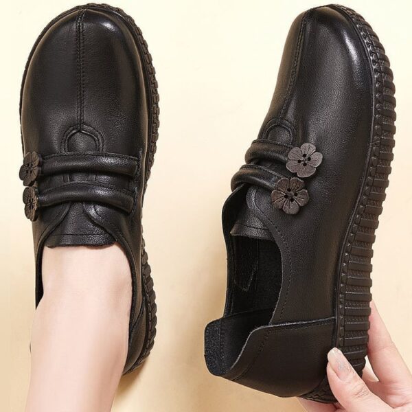 Retro Flower Buckle Soft Bottom New Middle-aged And Elderly Women's Leather Shoes - Image 3